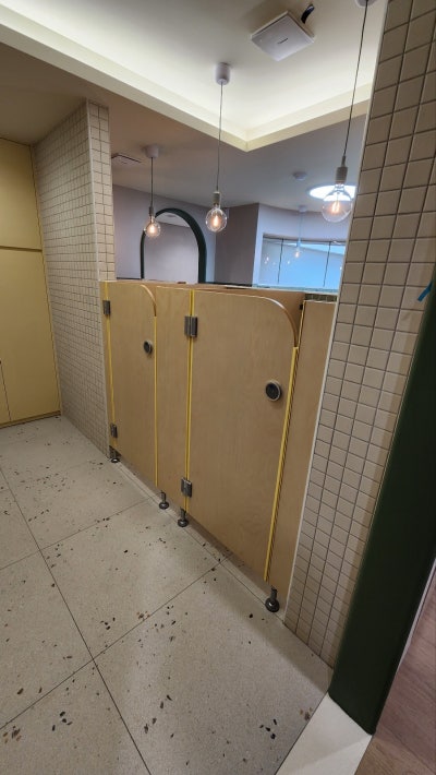 화장실큐비클칸막이 자작나무 큐비클 우아한형제들 직장인어린이집 화장실큐비클칸막이 자작나무 큐비클 우아한형제들 직장인어린이집