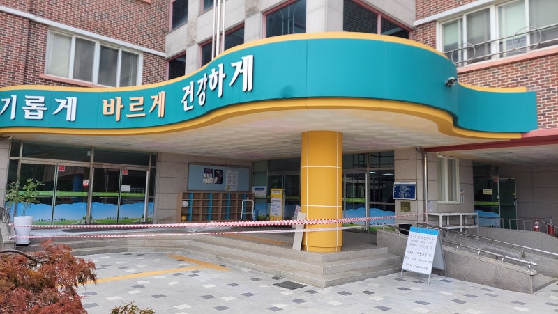 이동식시스템수평비계 슬기 초등학교 시공 사례 1층 · 5층 벽면 그림 작업용 임대 설치 이동식시스템수평비계 슬기 초등학교 시공 사례 1층 · 5층 벽면 그림 작업용 임대 설치