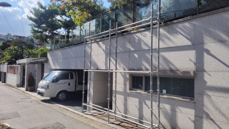 한남동 전시구조물 시스템비계 디자이너 맞춤 설치 사례 한남동 전시구조물 시스템비계 디자이너 맞춤 설치 사례