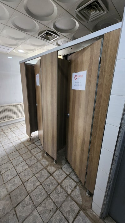 공원 화장실 큐비클 동화경모공원 하이그로시 시공 후기