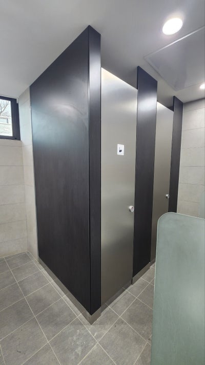 화장실 큐비클 인테리어와 안전까지 생각한다면