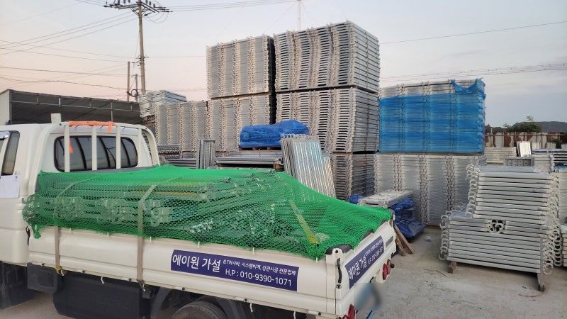 성수동 시스템비계 설치 현장, 협소한 배면 구간에서도 안전하게 시공 완료 성수동 시스템비계 설치 현장, 협소한 배면 구간에서도 안전하게 시공 완료